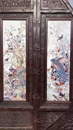將圖片載入圖庫檢視器 Y1090003紅木雕花透雕老框鑲雙面瓷板畫屏風
